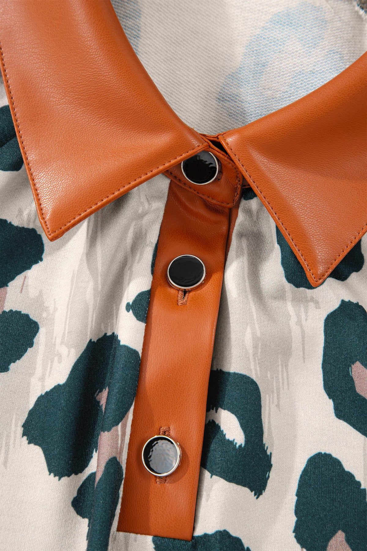 Blusa Casual a Maniche Corte con Stampa Leopardata e Colletto a Contrasto
