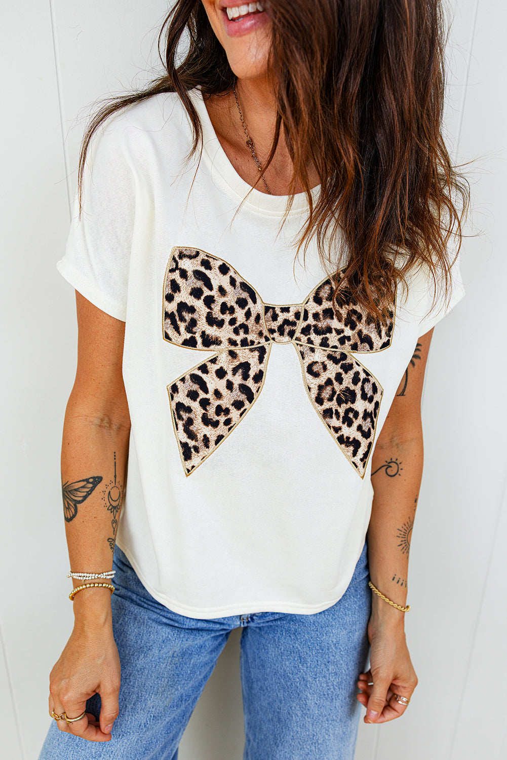 T-shirt in cotone con fiocco leopardato ricamato e girocollo