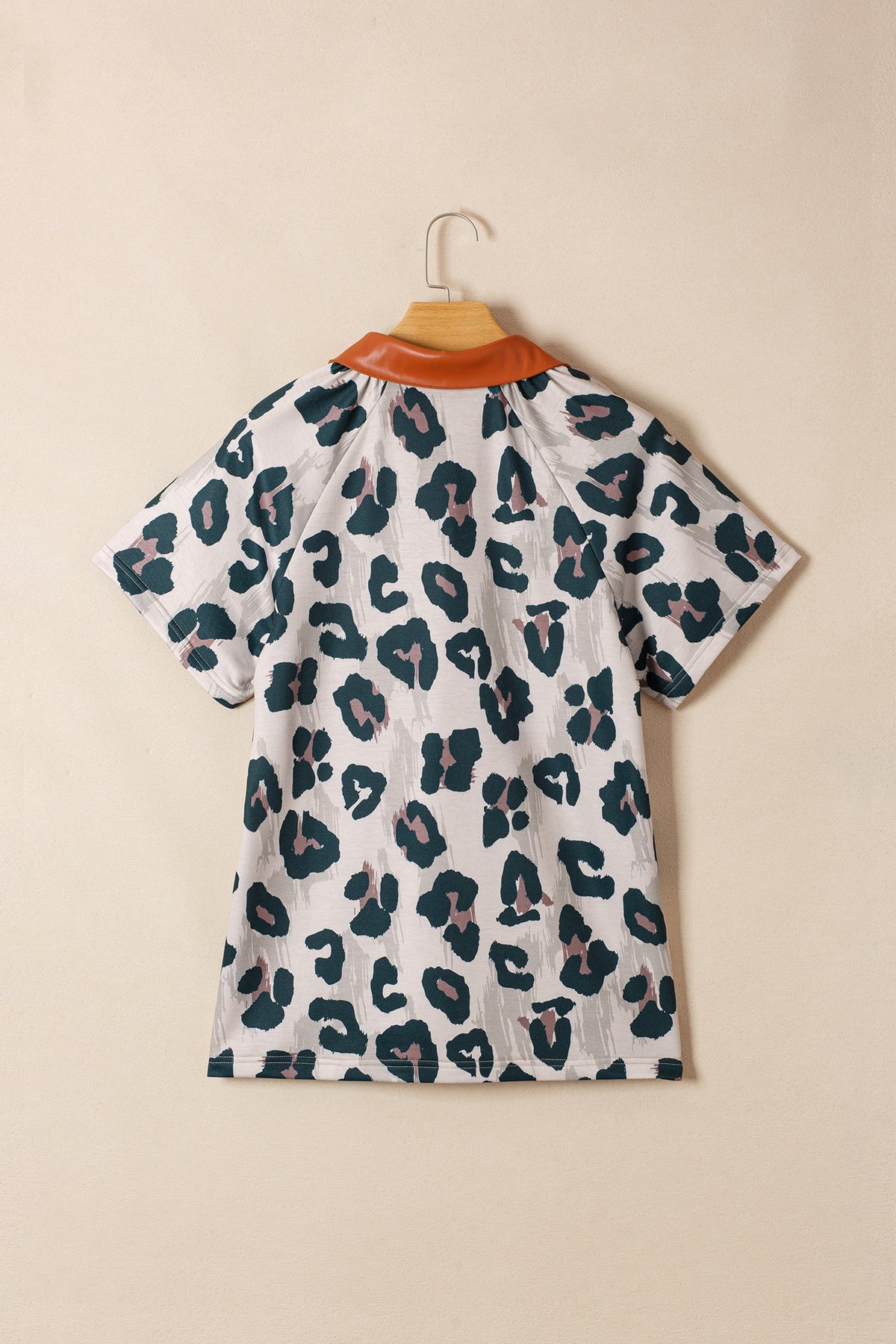 Blusa Casual a Maniche Corte con Stampa Leopardata e Colletto a Contrasto