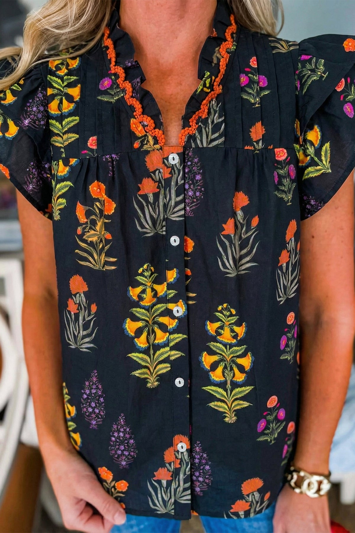 Camicia Nera a Fiori con Bordo in Pizzo e Scollo a V con Volant