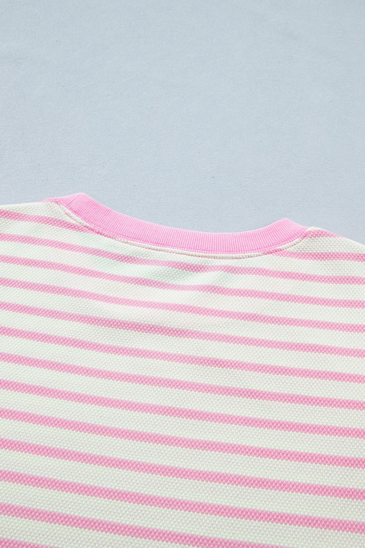 Blusa a Righe Rosa con Maniche Corte a Volant e Patchwork