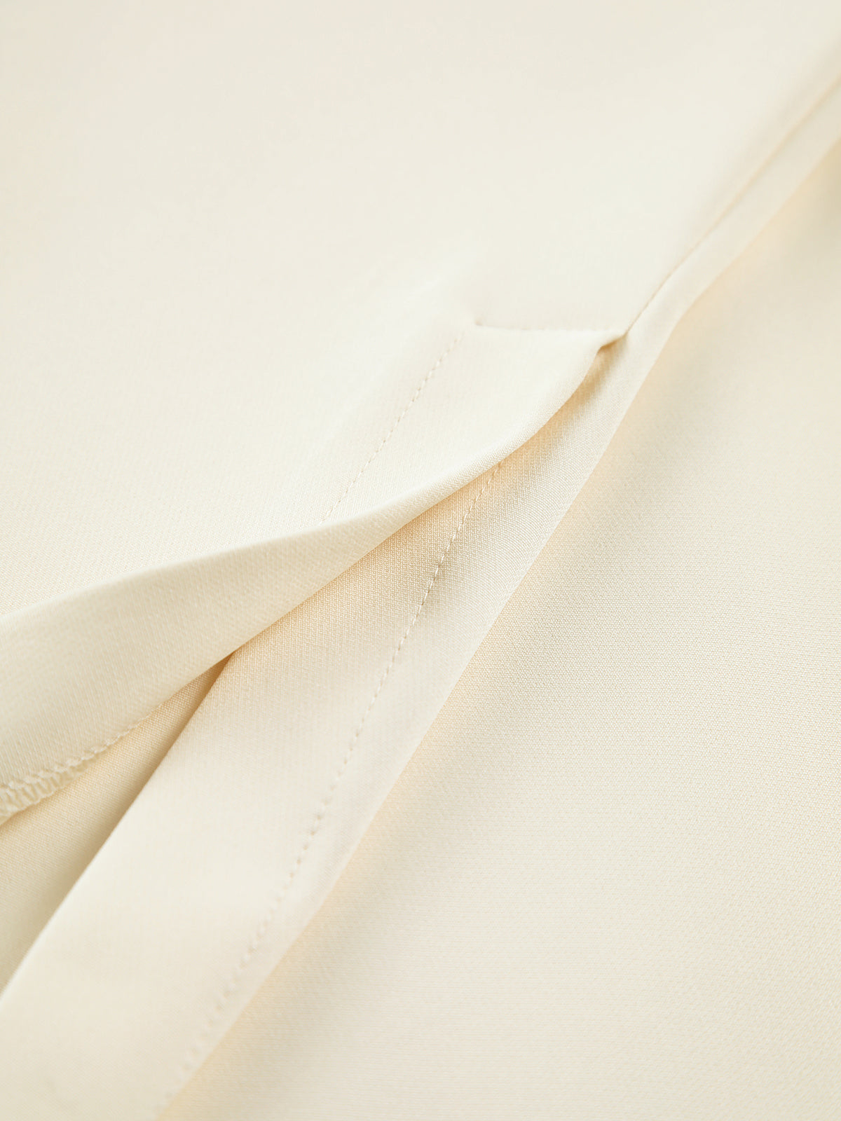 Top a tinta unita con pantaloni a gamba larga