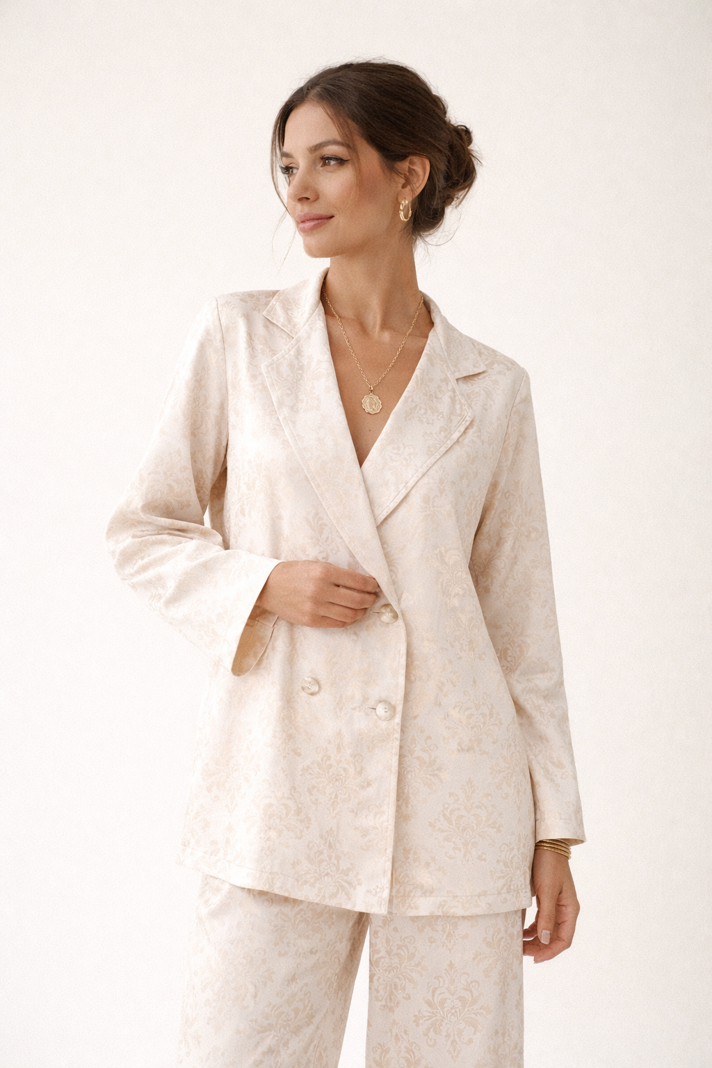 Completo elegante da donna con blazer e pantaloni lunghi a stampa floreale