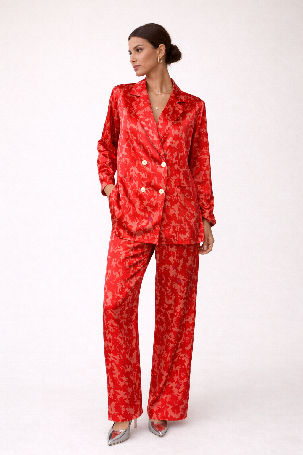 Completo elegante da donna con blazer e pantaloni lunghi a stampa floreale