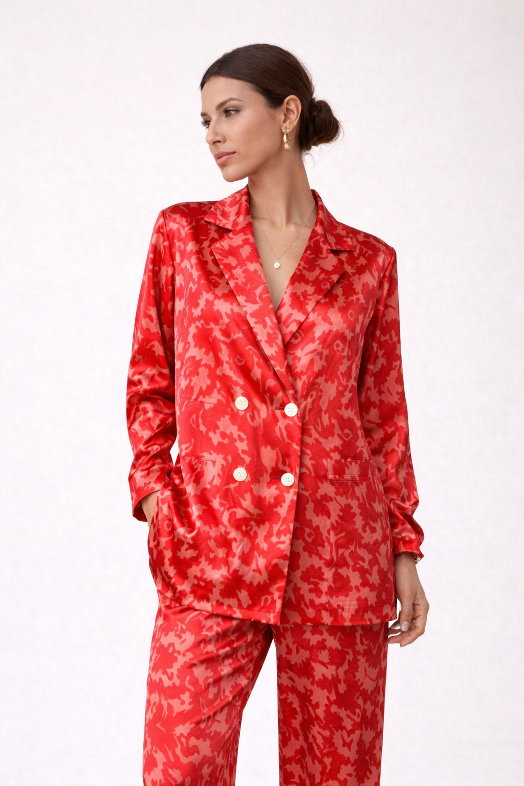 Completo elegante da donna con blazer e pantaloni lunghi a stampa floreale