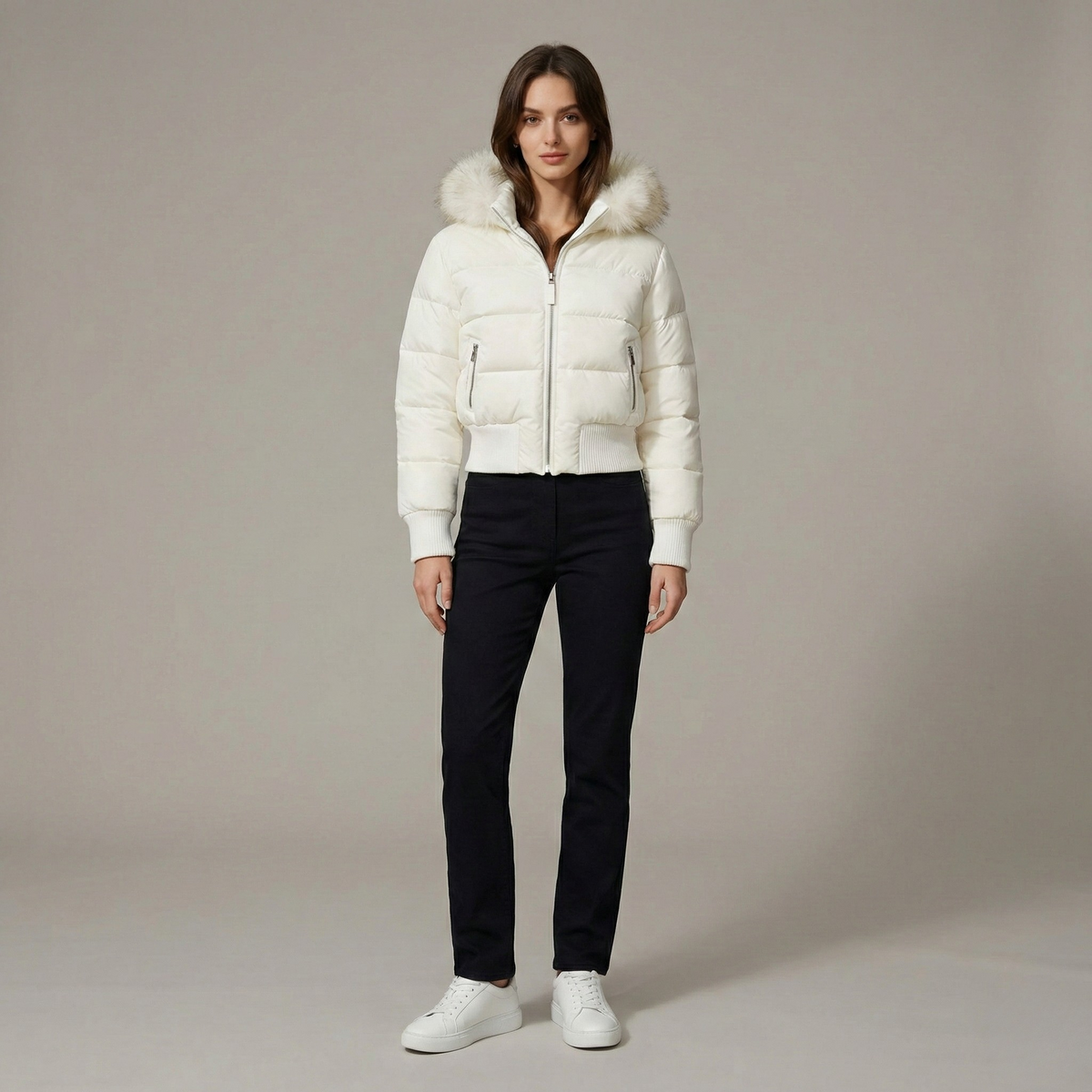 Piumino donna corto con cappuccio e bordo in ecopelliccia imbottito invernale