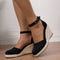 Sandali con zeppa in rafia con fibbia – comodi ed eleganti