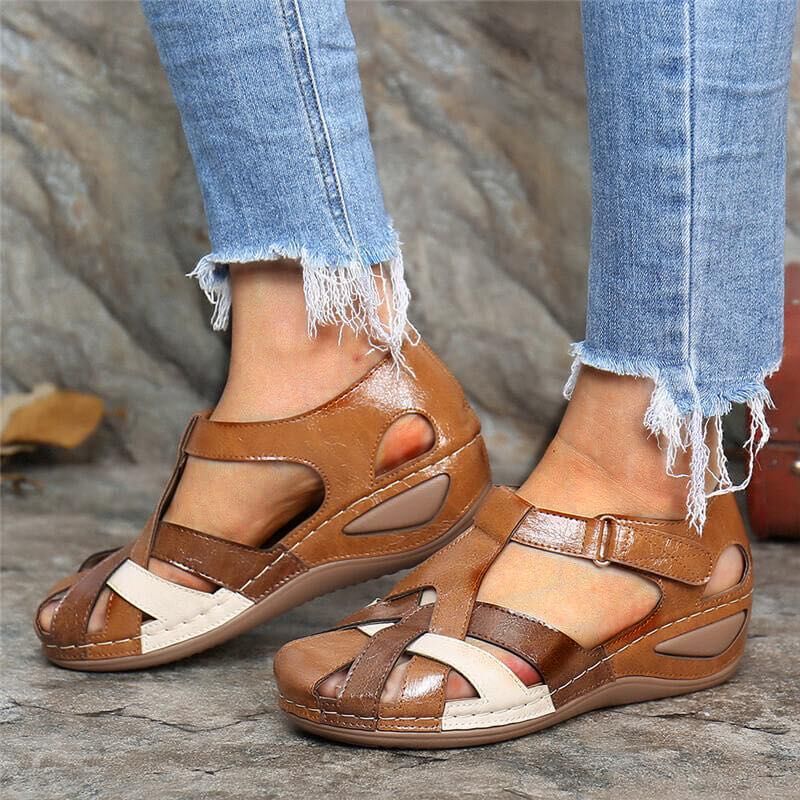 Sandales de marche pour femme Tatiana modernes, multibrides marron et beige, bout ouvert avec découpes latérales et bride à scratch, portées avec un jean.