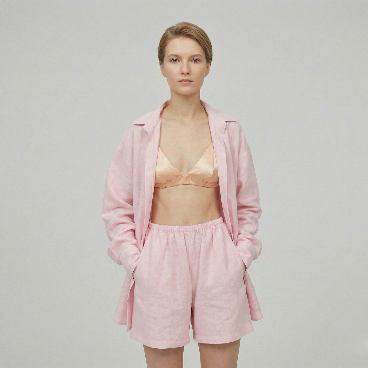 Completo due pezzi cardigan chic e shorts coordinati da donna