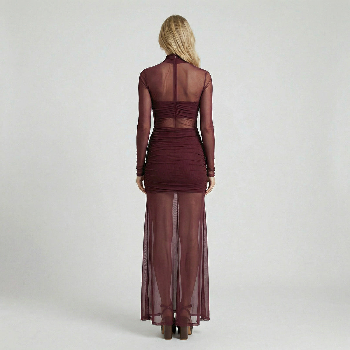Abito maxi aderente in mesh trasparente a maniche lunghe