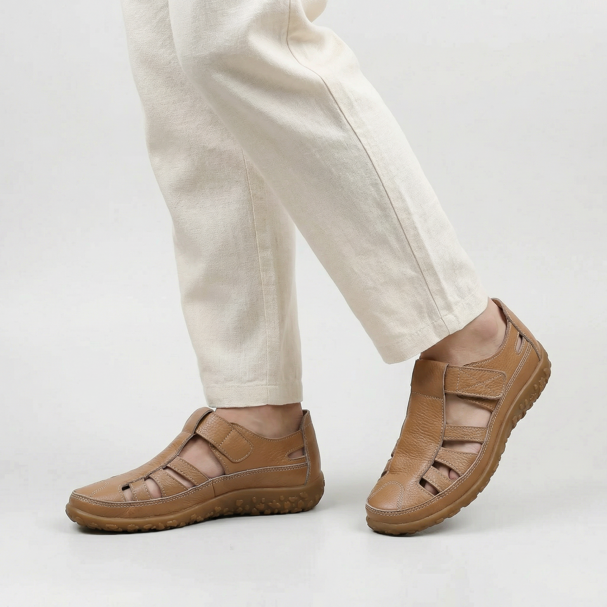 Sandali chiusi da donna con cut-out e suola comfort per uso quotidiano