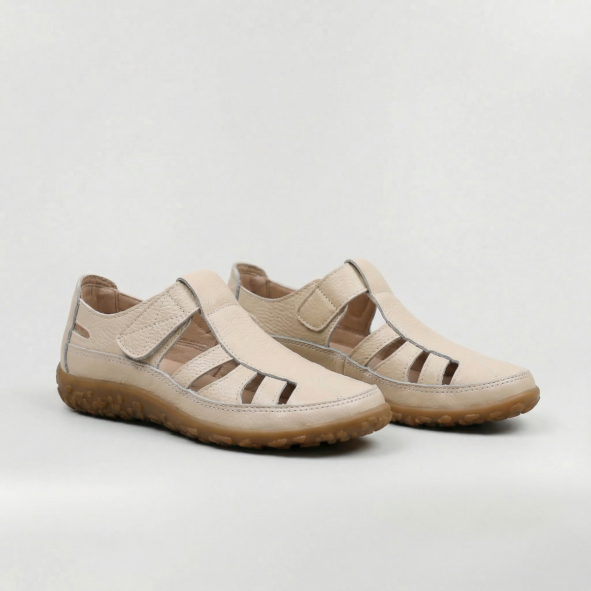 Sandali chiusi da donna con cut-out e suola comfort per uso quotidiano