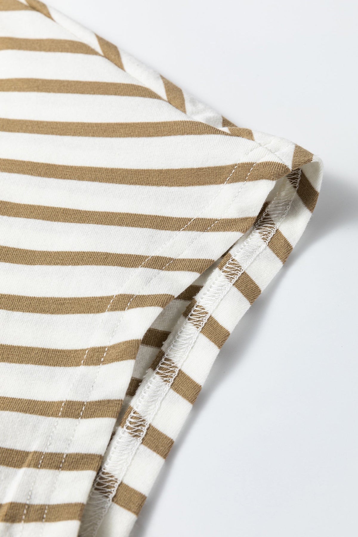 T-shirt ampia a girocollo con righe kaki e patchwork leopardato