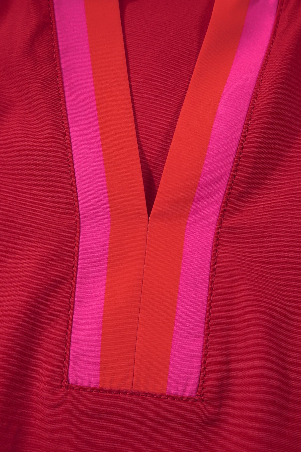 Blusa a righe rosso fuoco con colletto a volant e maniche corte arricciate