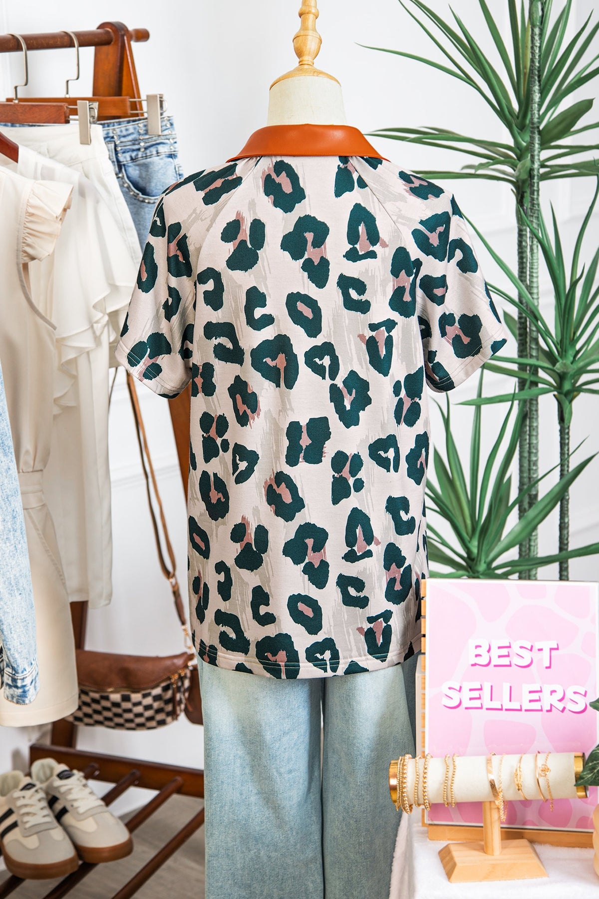 Blusa Casual a Maniche Corte con Stampa Leopardata e Colletto a Contrasto