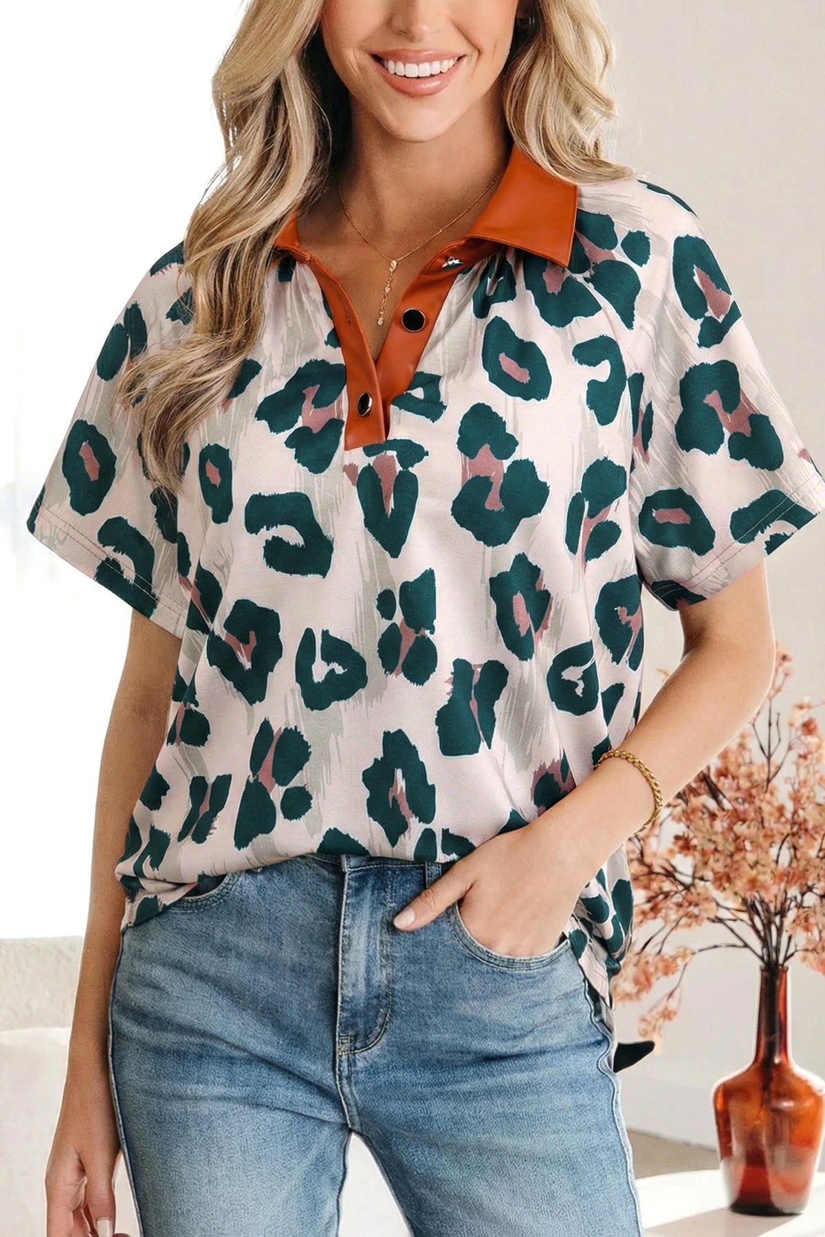 Blusa Casual a Maniche Corte con Stampa Leopardata e Colletto a Contrasto