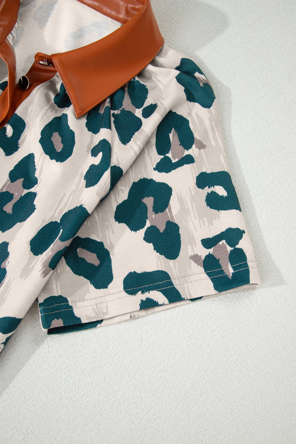 Blusa Casual a Maniche Corte con Stampa Leopardata e Colletto a Contrasto