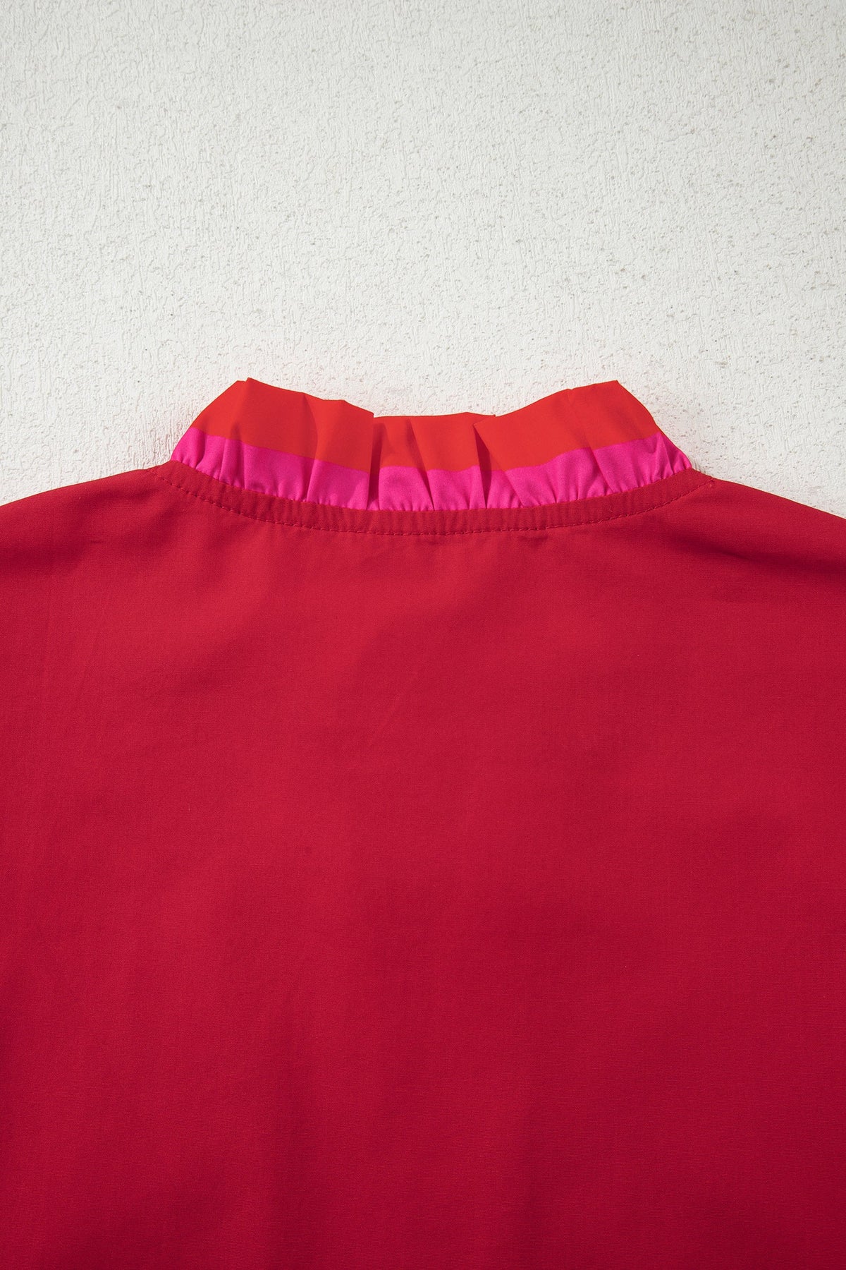 Blusa a righe rosso fuoco con colletto a volant e maniche corte arricciate