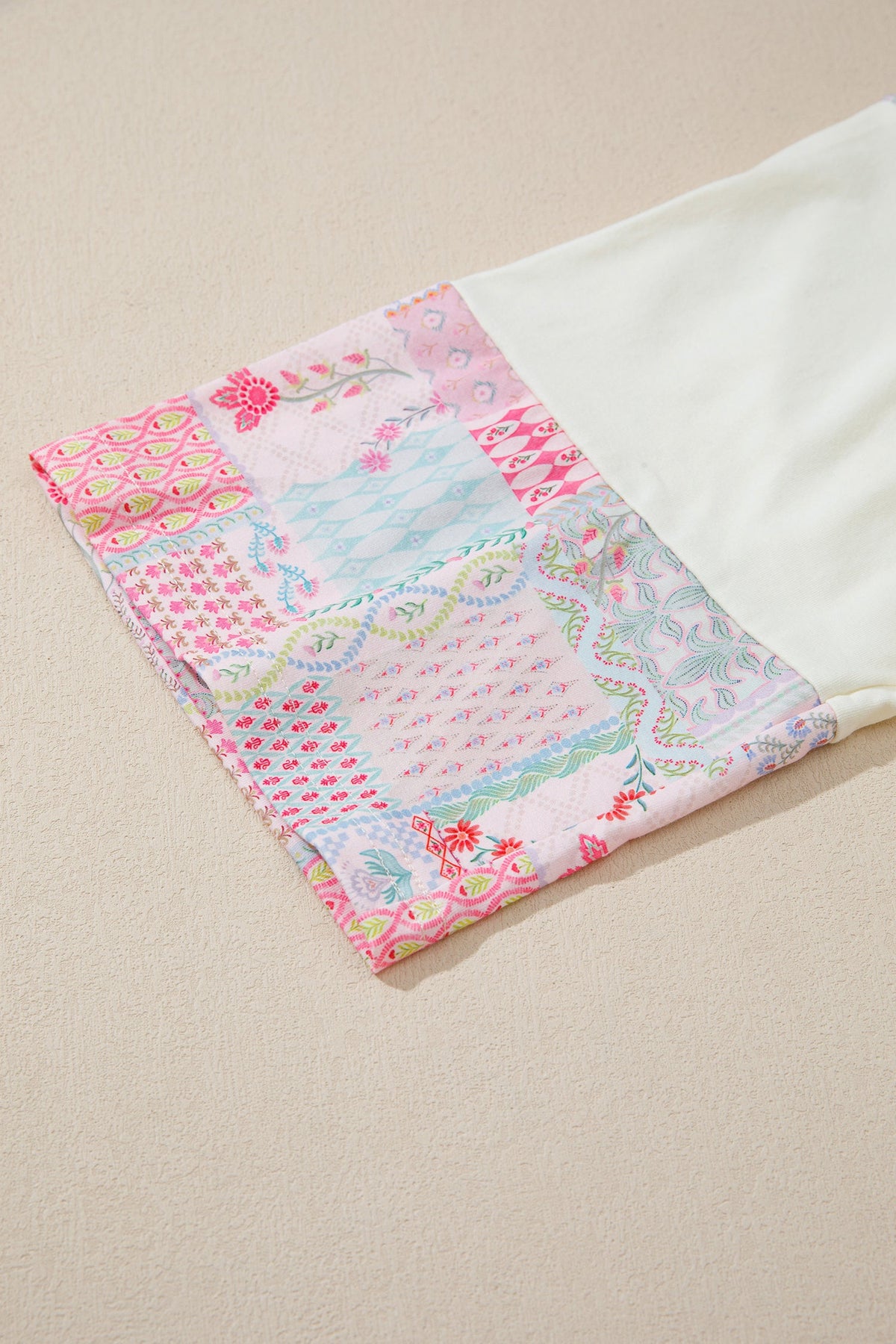 Top a Maniche Lunghe Beige con Patchwork Floreale Retro e Color Block