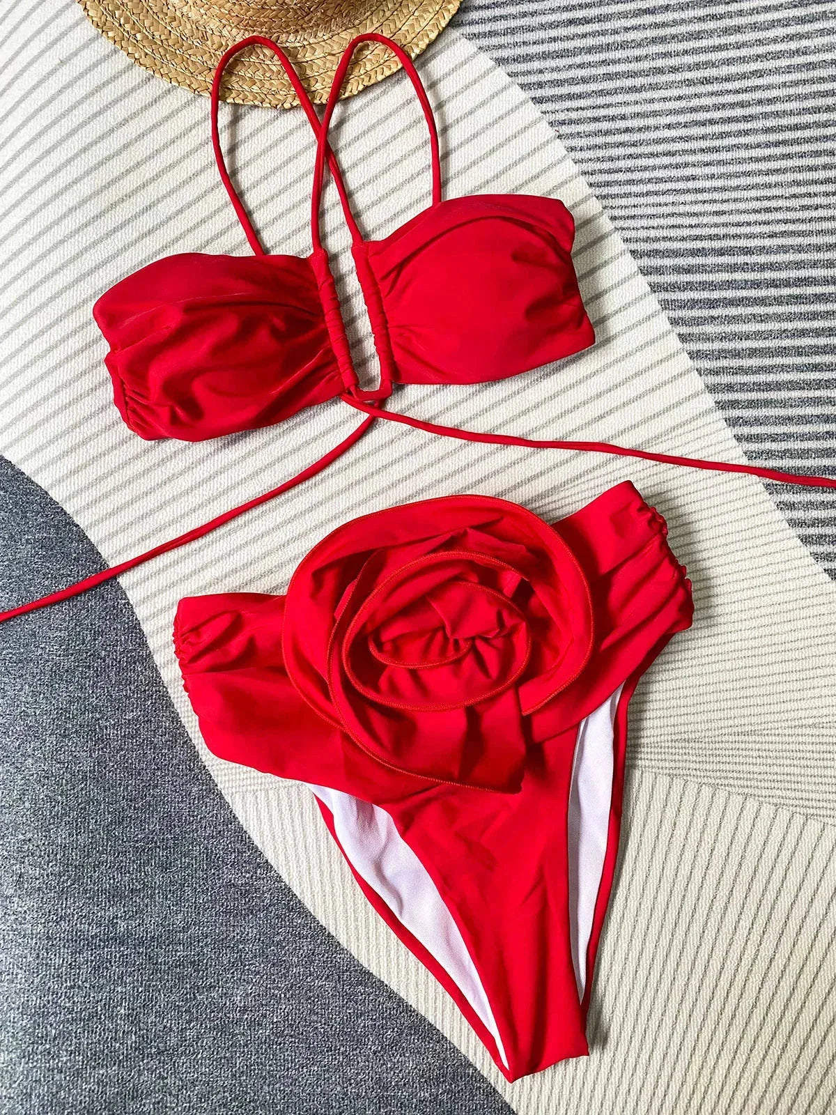 Completo bikini donna con dettagli floreali e lacci